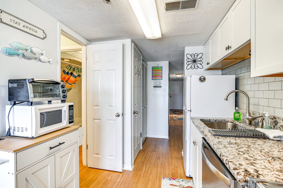 Cozy Beachfront Condo w/ WiFi, Views & Pool Access Apartment in Garden City