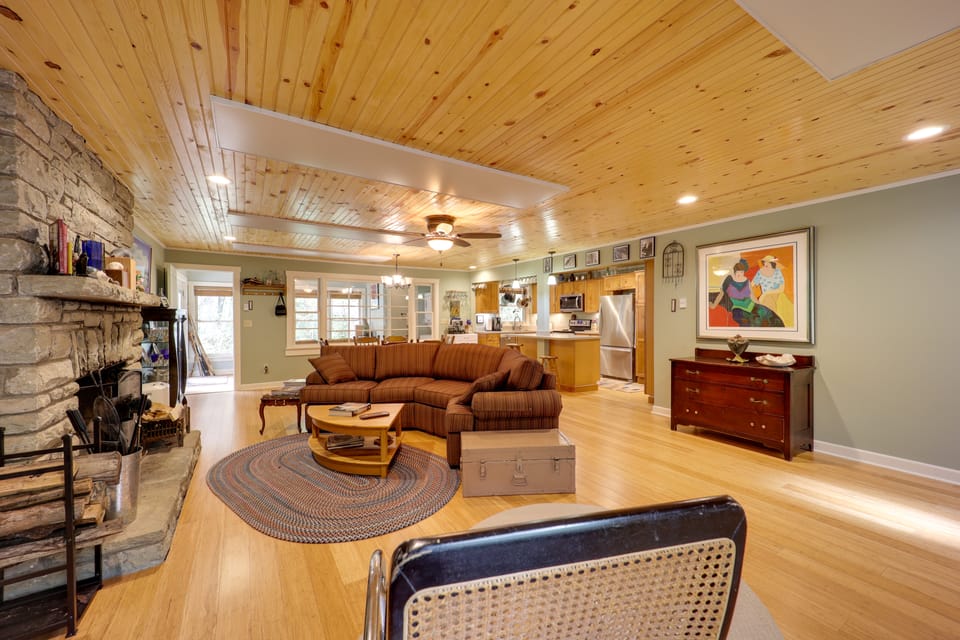 Ski & Hike! Creekside Cabin 7 Mi to Linville Falls House in Tennessee
