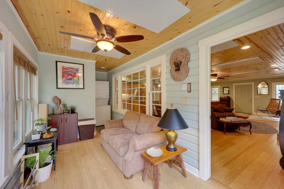 Ski & Hike! Creekside Cabin 7 Mi to Linville Falls House in Tennessee
