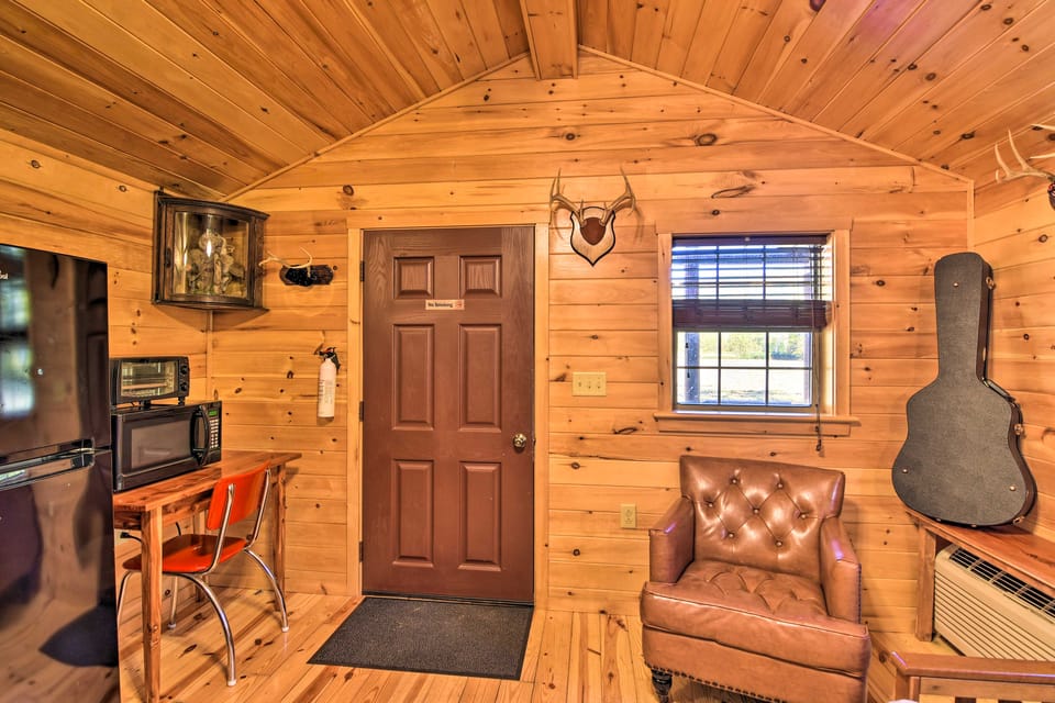 Rural Cabin Hideaway w/ Fire Pit & Mtn Views! House in Shenandoah Valley