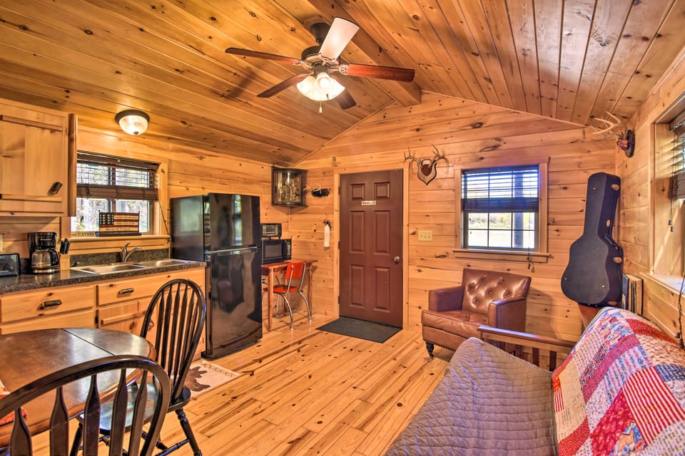 Rural Cabin Hideaway w/ Fire Pit & Mtn Views! House in Shenandoah Valley