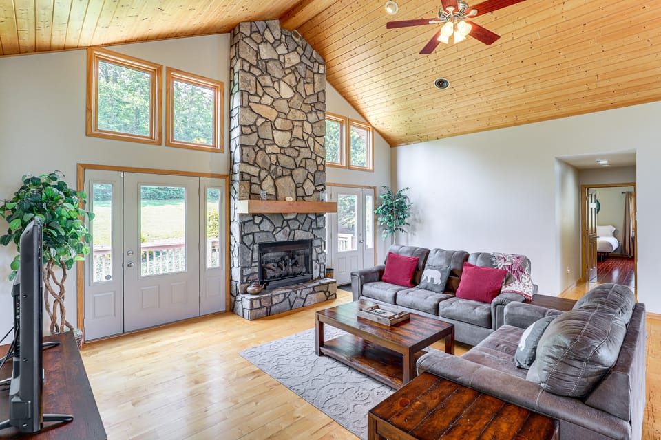 Mtn Views & Hot Tub: 6-Acre Blue Ridge Retreat! House in Swannanoa