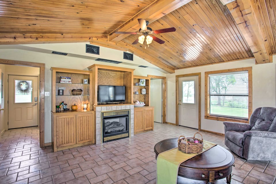 Pet-Friendly Efficiency Cottage w/ Pool! Cottage in Oklahoma