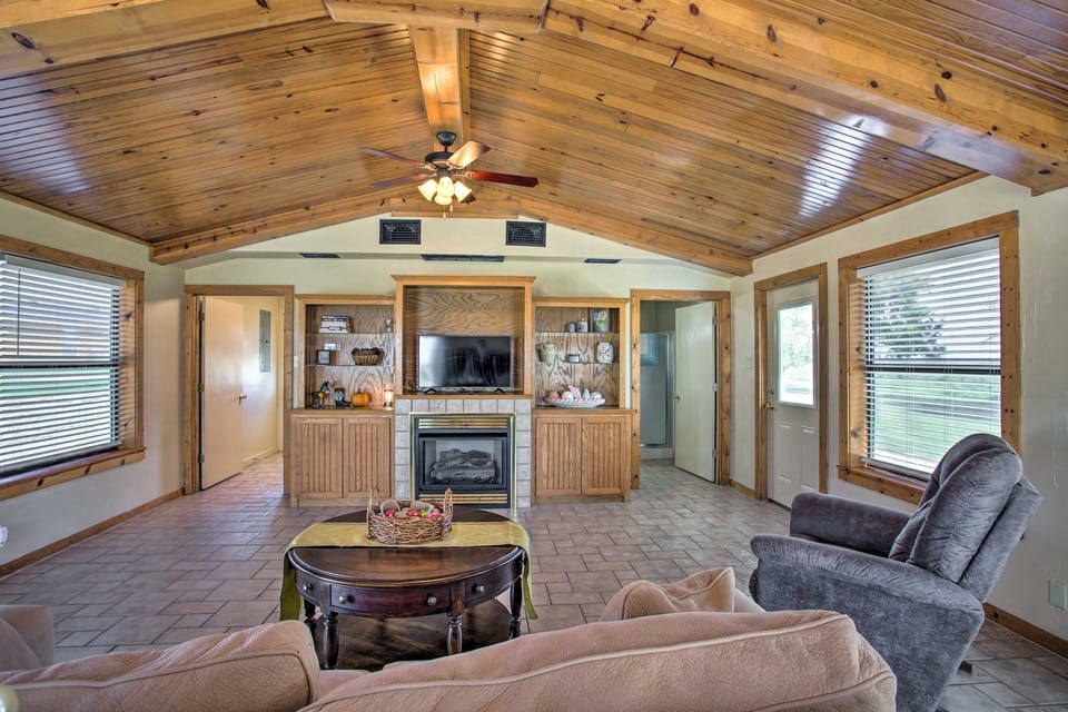 Pet-Friendly Efficiency Cottage w/ Pool! Cottage in Oklahoma