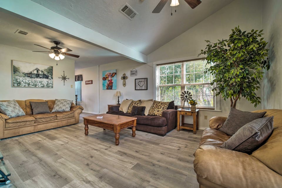 Bright College Station Abode: 3 Mi to Kyle Field House in College Station