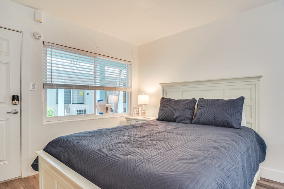 Tropical Pass-A-Grille Gem w/ Direct Beach Access! Apartment in Pass-a-Grille
