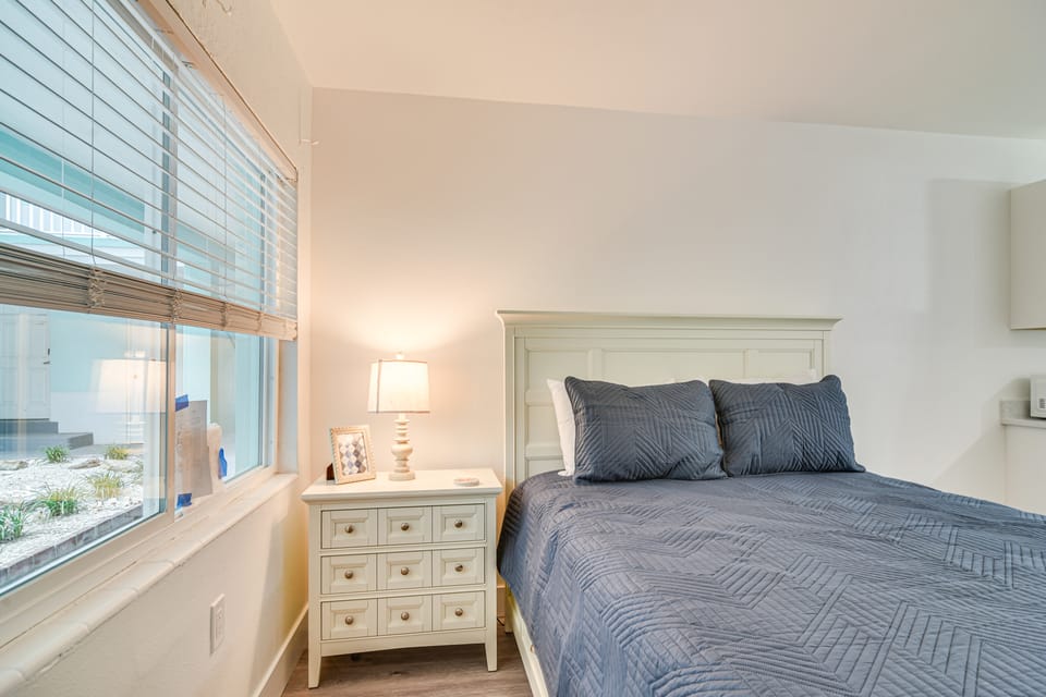 Tropical Pass-A-Grille Gem w/ Direct Beach Access! Apartment in Pass-a-Grille