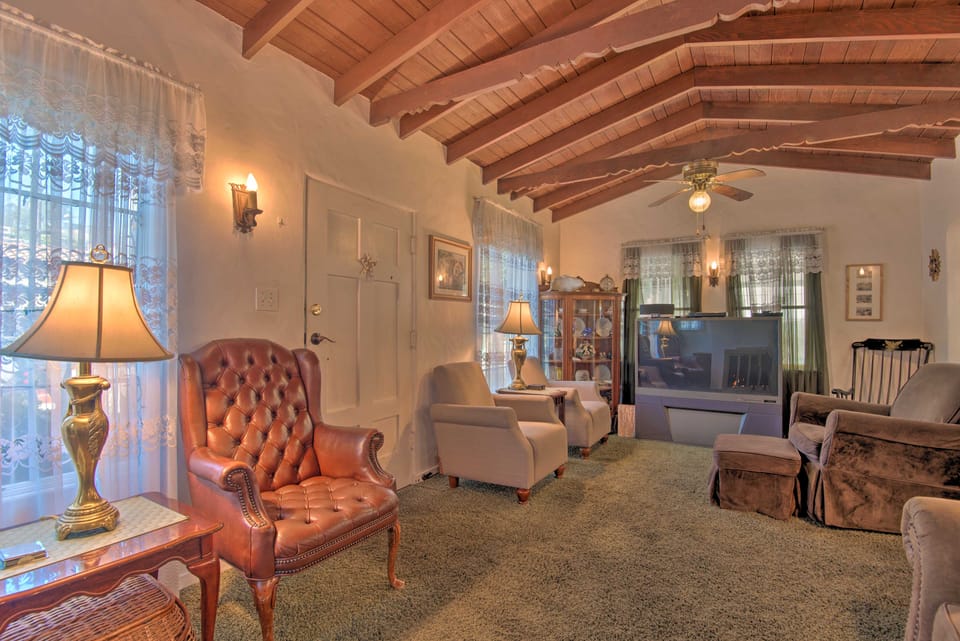 Avalon Escape: Everything Within Walking Distance! House in Avalon