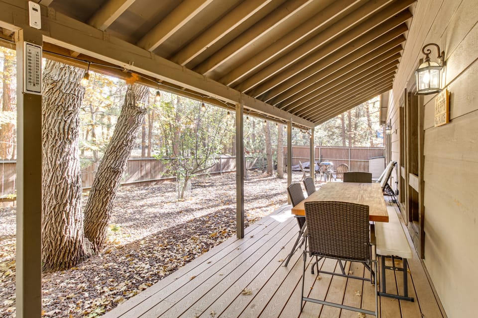 Spacious Cabin w/ Deck: 7 Mi to Show Low! House in Arizona