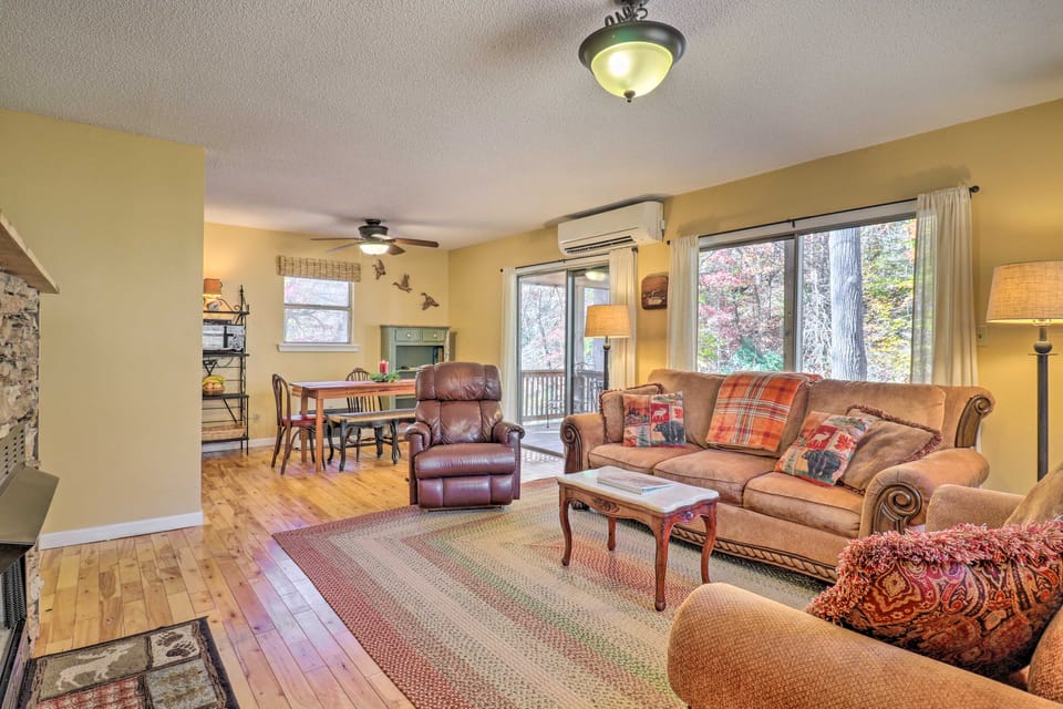 Creekside Retreat w/ Deck, 18 Miles to Wolf Ridge House in Buncombe County