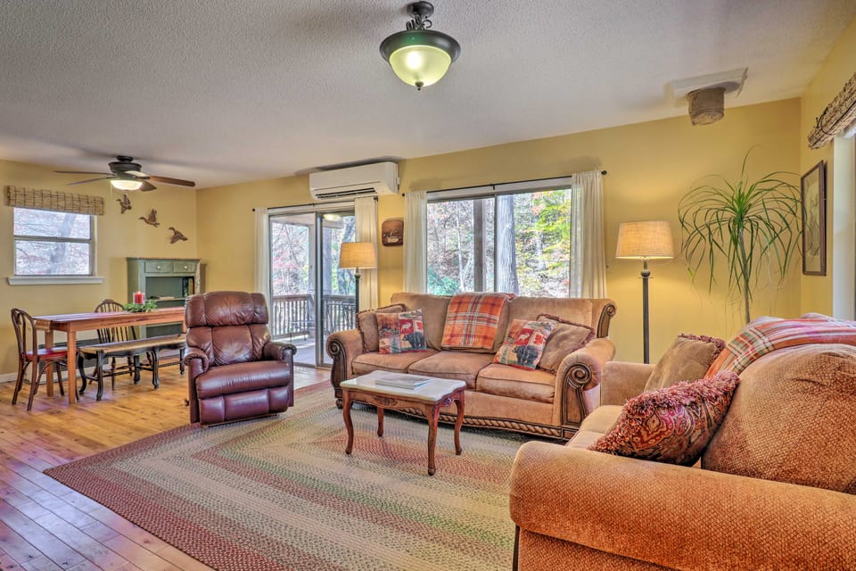 Creekside Retreat w/ Deck, 18 Miles to Wolf Ridge House in Buncombe County