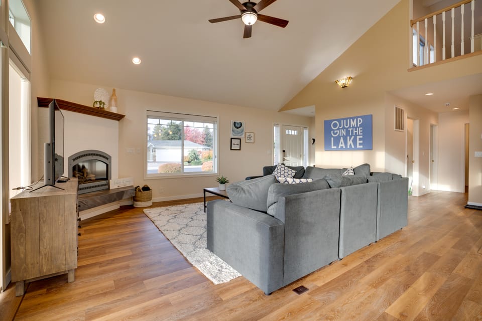 Family Home on Lake Chelan with Mtn + Lake View! House in Lake Entiat