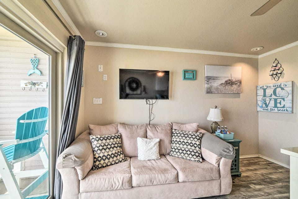 Updated Front Beach Condo w/ Resort Amenities! Apartment in Nueces County