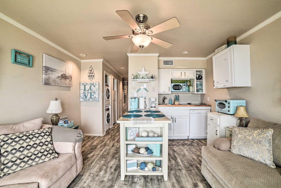 Updated Front Beach Condo w/ Resort Amenities! Apartment in Nueces County
