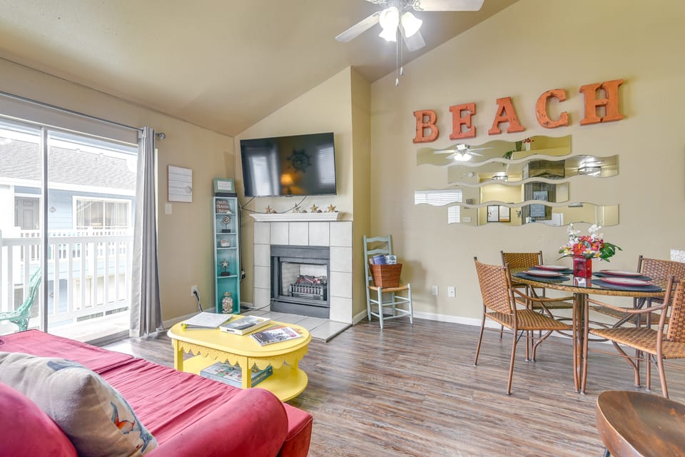 Bay View, Pool Access: Romantic Galveston Retreat! Apartment in Galveston Island