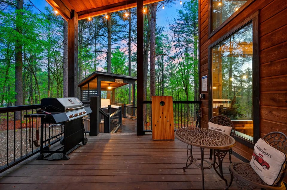 Luxury Cabin in the Woods w/ Hot Tub & Yard Games! House in Oklahoma