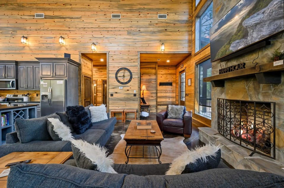 Luxury Cabin in the Woods w/ Hot Tub & Yard Games! House in Oklahoma