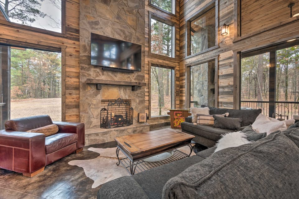 Luxury Cabin in the Woods w/ Hot Tub & Yard Games! House in Oklahoma