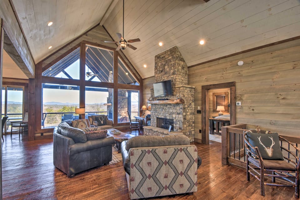 Luxurious Mountain Getaway w/ Game Room + Hot Tub! House in Georgia