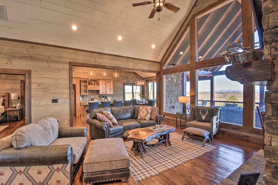 Luxurious Mountain Getaway w/ Game Room + Hot Tub! House in Georgia