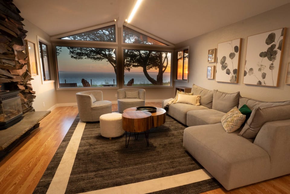 Chic Oceanfront Retreat w/ Deck + Mountain Views! House in Whidbey Island