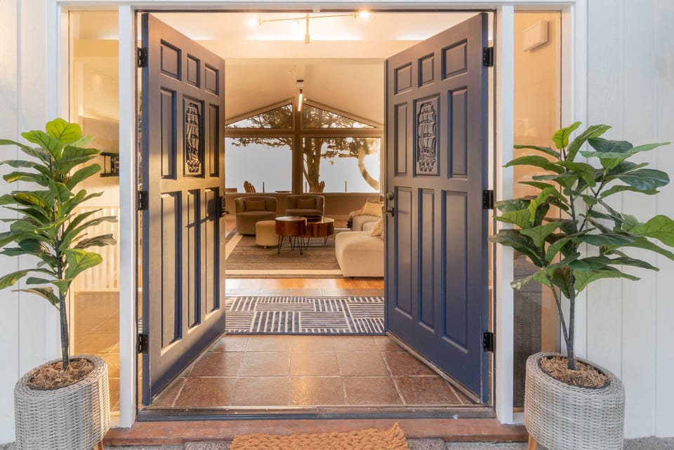 Chic Oceanfront Retreat w/ Deck + Mountain Views! House in Whidbey Island