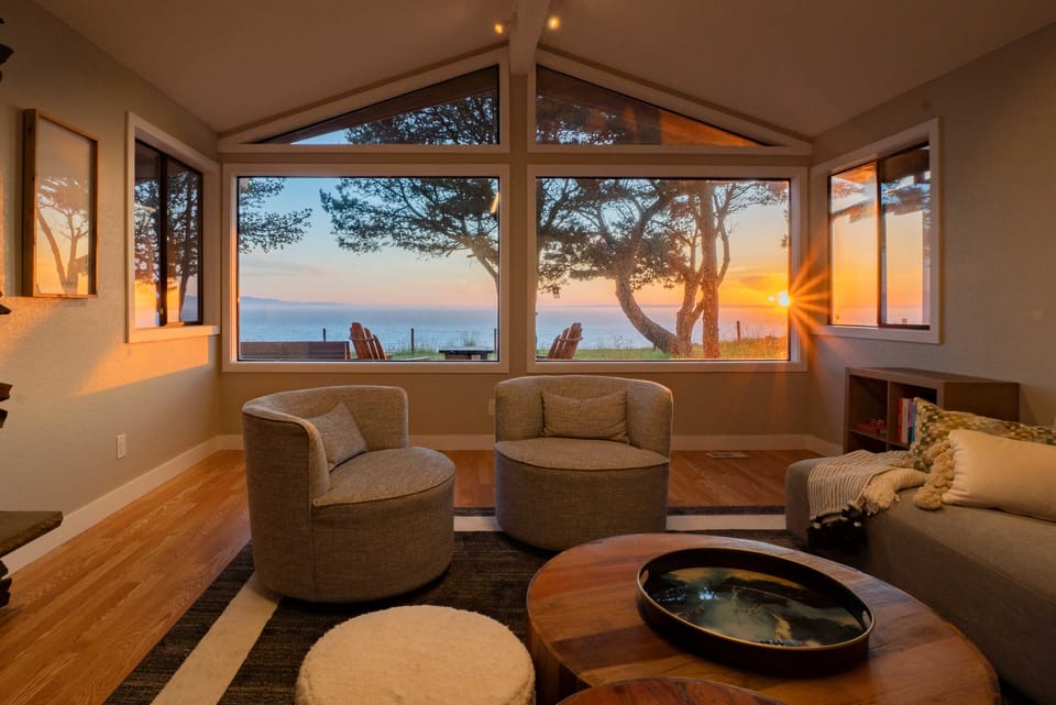 Chic Oceanfront Retreat w/ Deck + Mountain Views! House in Whidbey Island