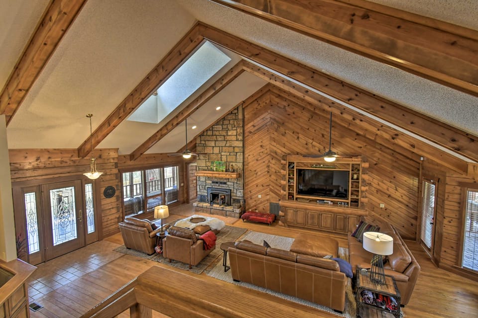 Hot Tub, Grill: Hilltop Log Cabin in Hot Springs! House in Piney