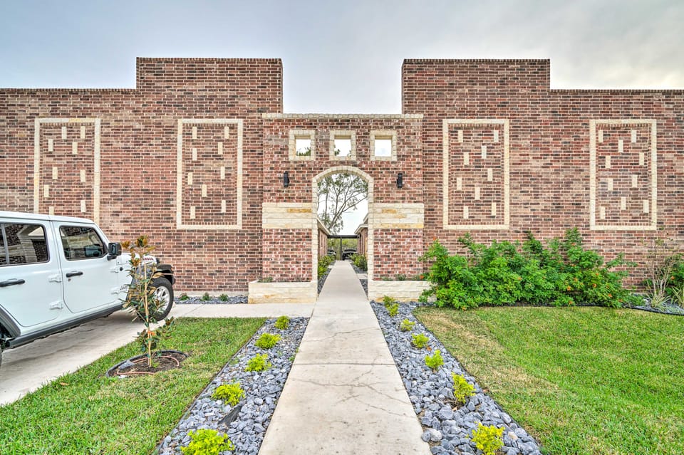 2 Mi to UTRGV: Edinburg Apt in Quiet Neighborhood Apartment in Edinburg