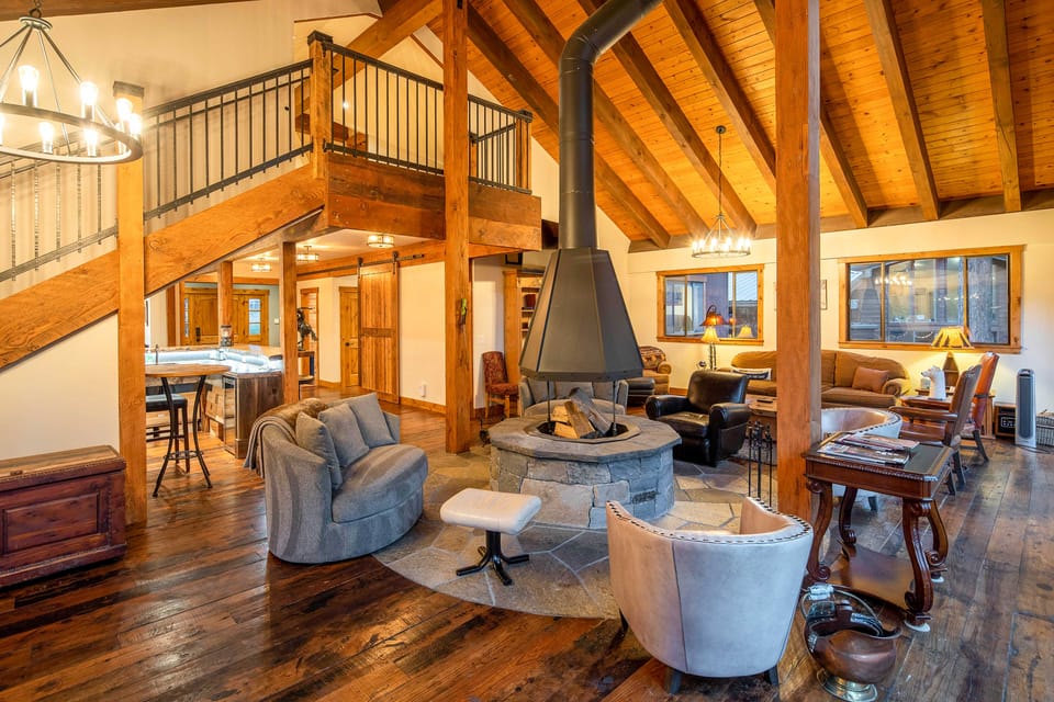 4 Mi to Diamond Peak Ski Resort: Gem w/ Hot Tub House in Incline Village