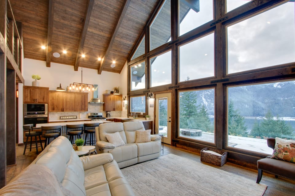 Shared Game Room: Dazzling Cle Elum Home House in Cle Elum Lake