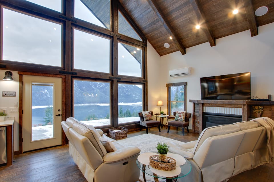 Shared Game Room: Dazzling Cle Elum Home House in Cle Elum Lake