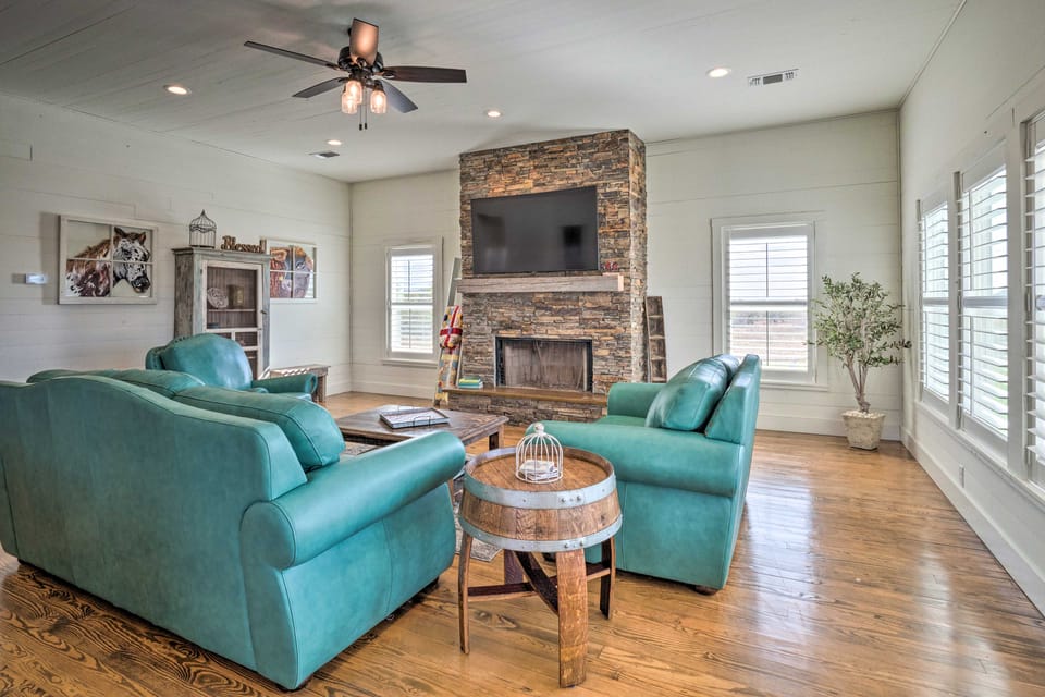 Hot Tub & Game Room! Family Schulenburg Retreat House in Texas