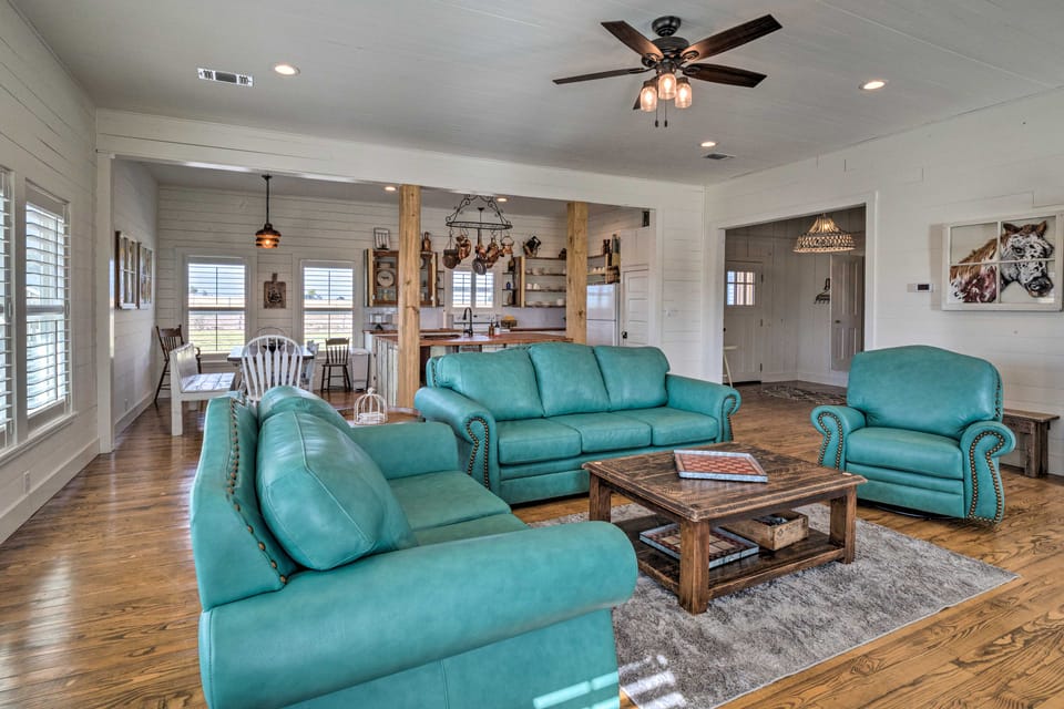 Hot Tub & Game Room! Family Schulenburg Retreat House in Texas
