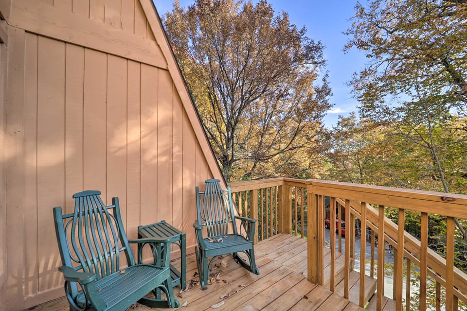 < 1 Mi to Beech Mtn Ski! Condo w/ Hot Tub Access Apartment in Beech Mountain