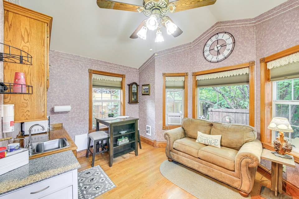 Homey Pet-Friendly Libby Cottage w/ Yard by Creek! Apartment in Idaho