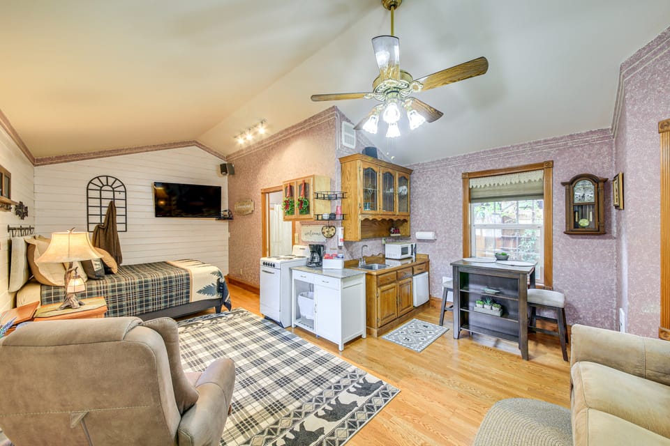 Homey Pet-Friendly Libby Cottage w/ Yard by Creek! Apartment in Idaho