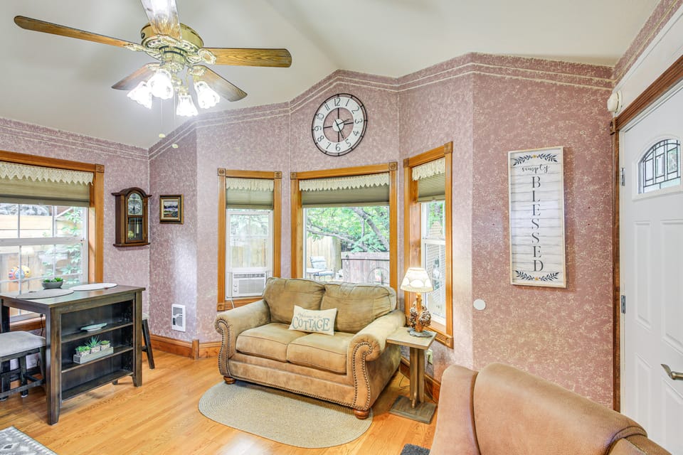 Homey Pet-Friendly Libby Cottage w/ Yard by Creek! Apartment in Idaho