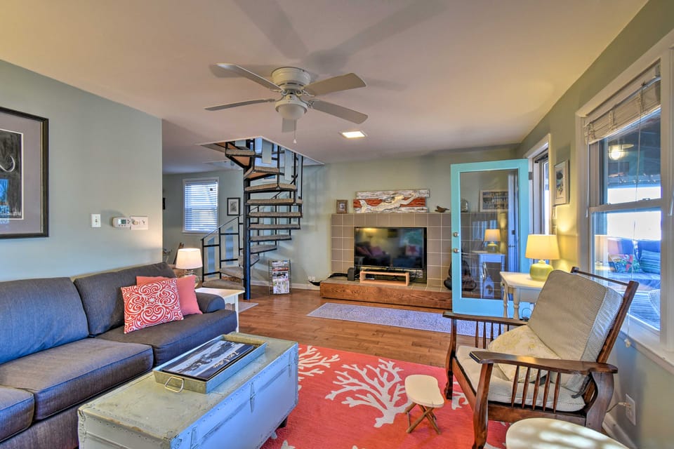 Classic Chesapeake Beachside Cottage w/ Porch! House in Norfolk