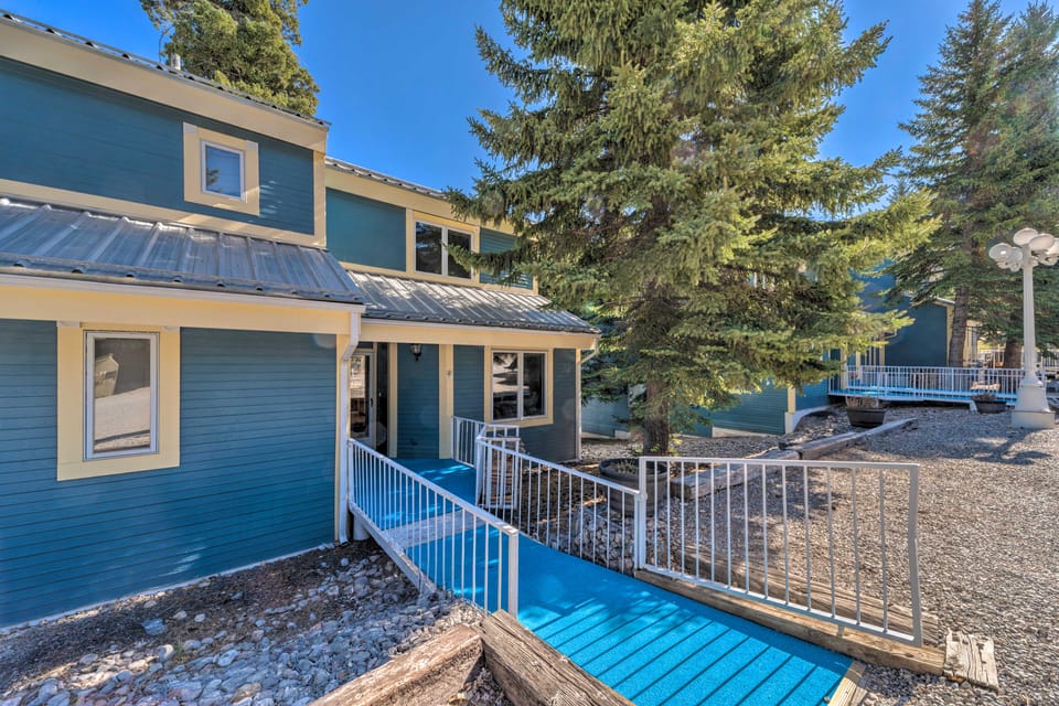 Cloudcroft Townhome w/ Deck - 1 Mi to Burro Ave! Apartment in Cloudcroft