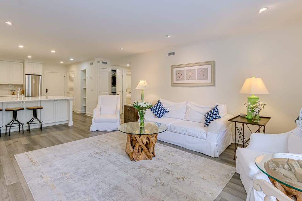 Walk to Pier & Golf: Heart of Harbour Town Condo Apartment in Hilton Head Island
