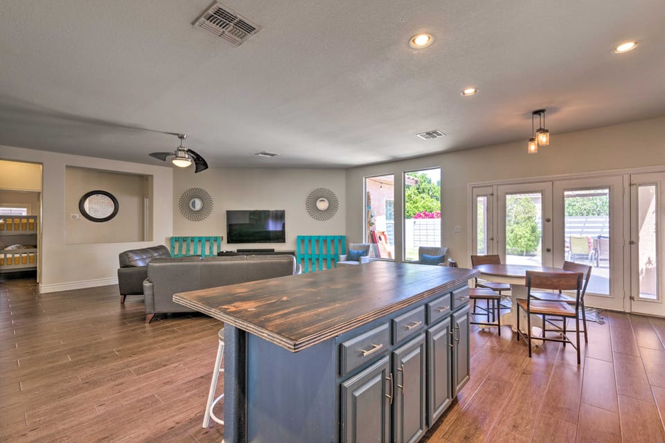 2 Mi to South Mtn Park! Snowbird Retreat w/ Patio House in Phoenix