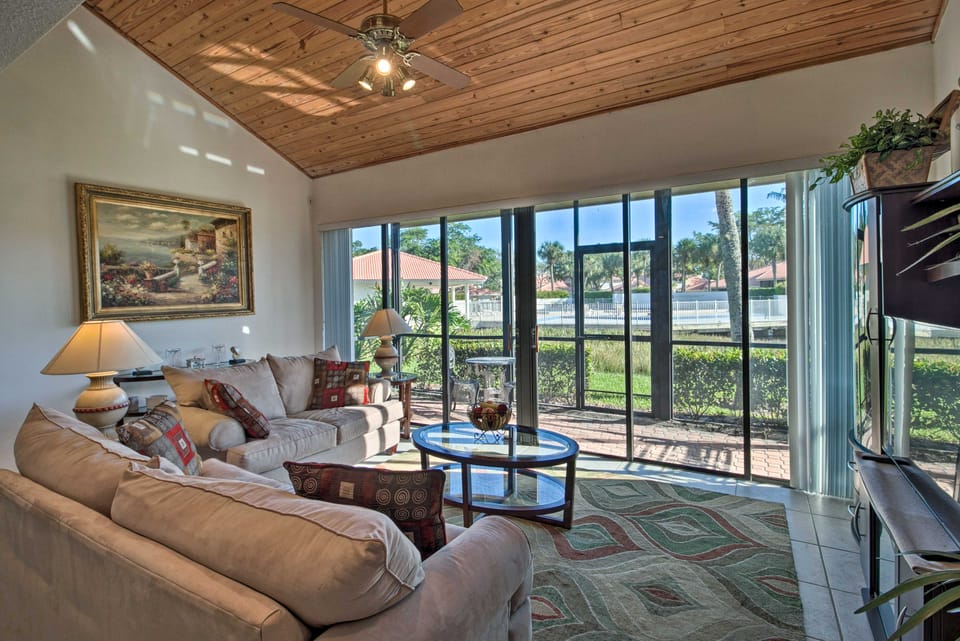 1 Mi to PGA Golf: Retreat w/ Pool in Palm Beach Apartment in Palm Beach Gardens