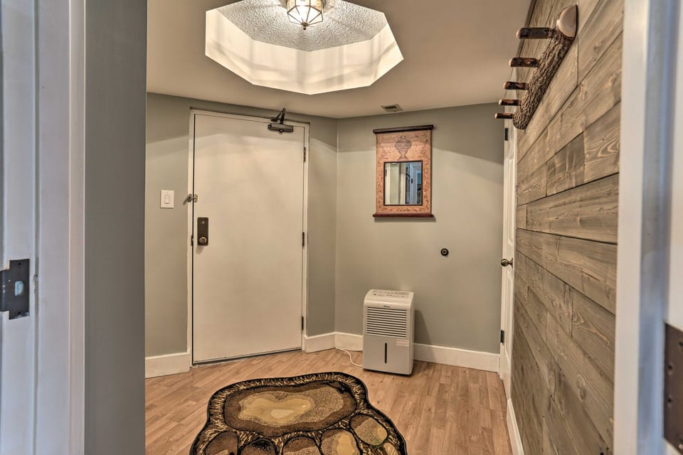 On Big Boulder Lake: Condo w/ Community Pools! Apartment in Big Boulder Lake