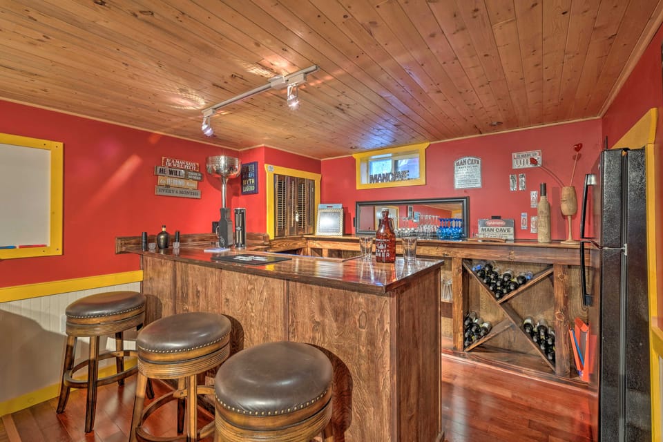 Stylish Suburban Home w/ Pool! 10 Mi to Royal Mtn House in Hudson Valley