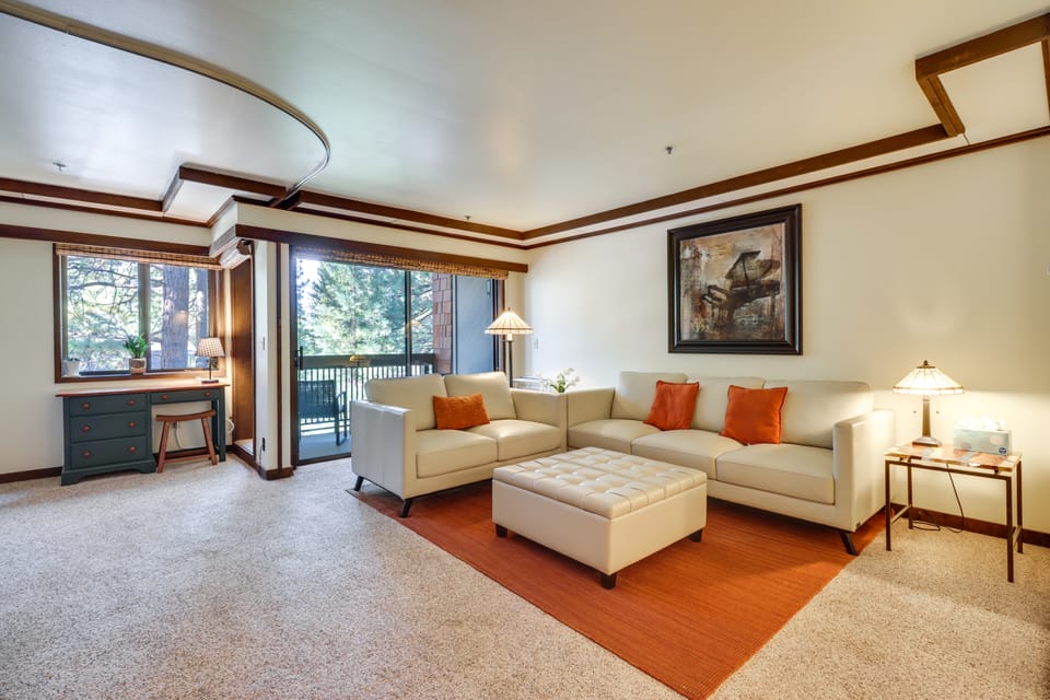 Walk to Ski Shuttle: Incline Village Condo Apartment in Incline Village
