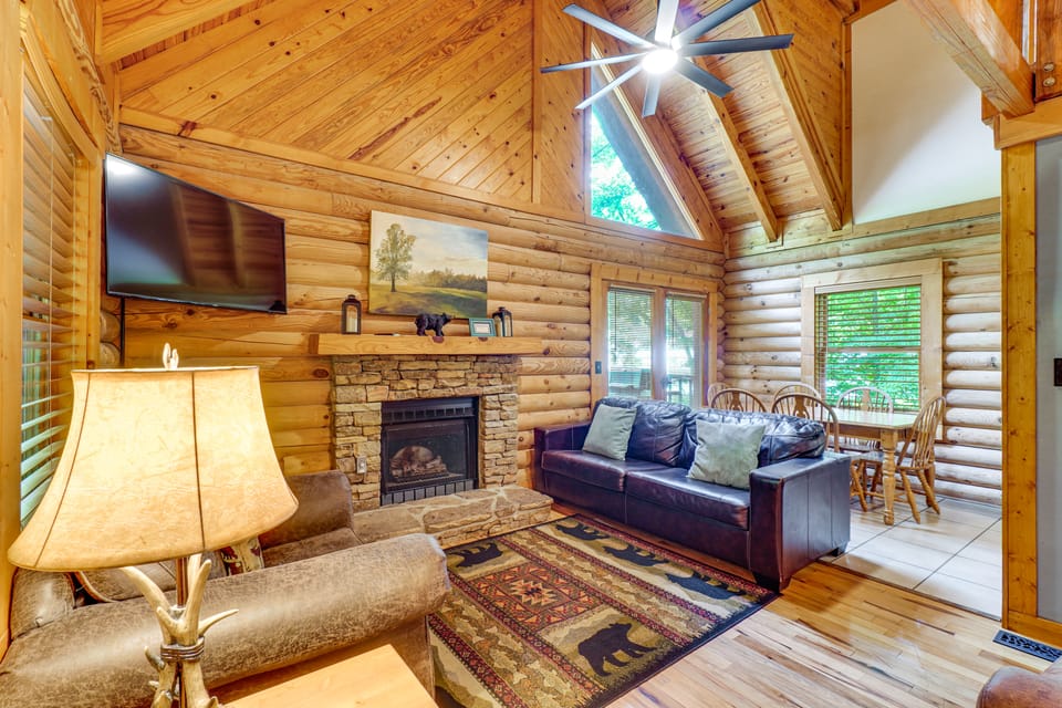 Cozy Family Cabin w/ Hot Tub ~ 4 Mi to Dollywood! House in Pigeon Forge