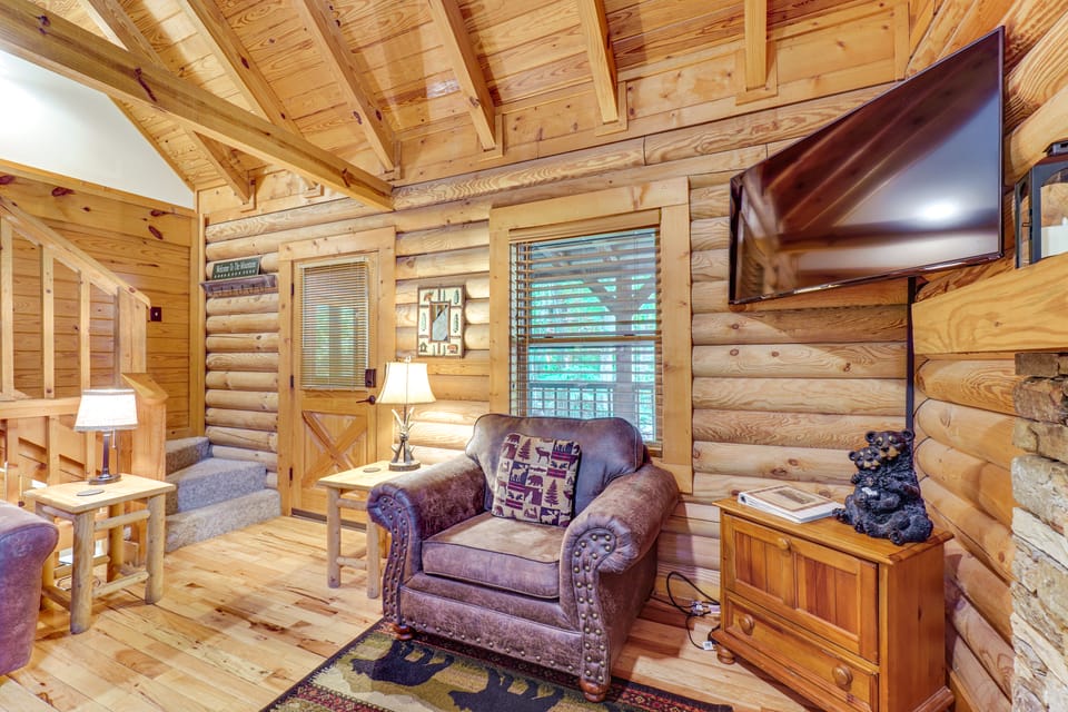 Cozy Family Cabin w/ Hot Tub ~ 4 Mi to Dollywood! House in Pigeon Forge