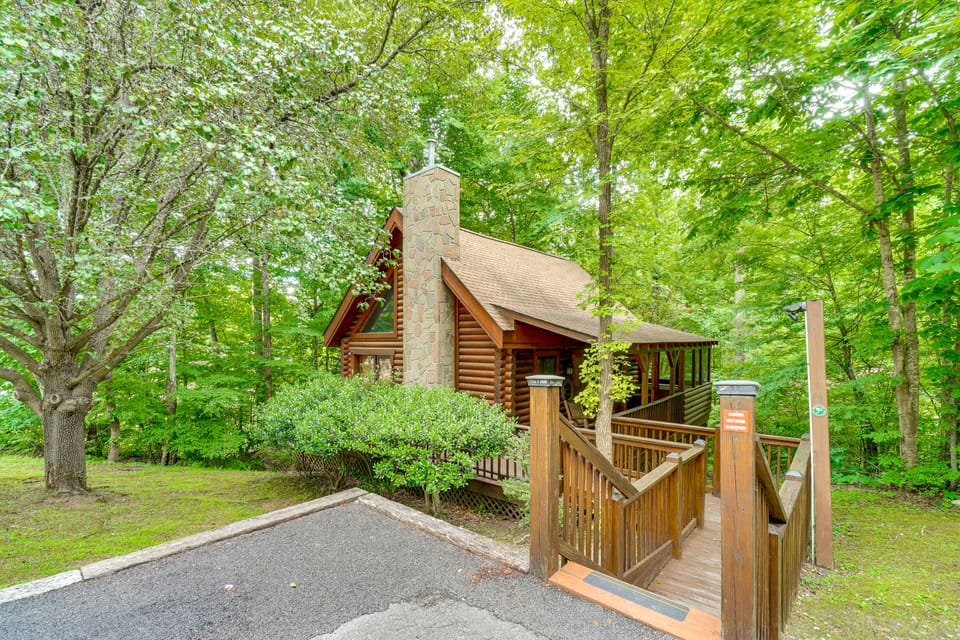 Cozy Family Cabin w/ Hot Tub ~ 4 Mi to Dollywood! House in Pigeon Forge