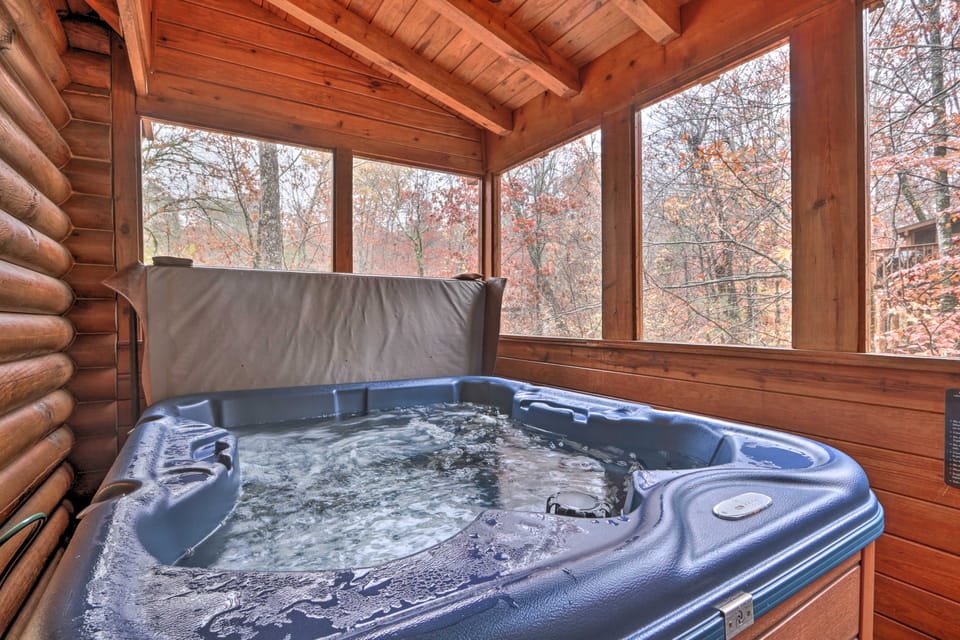 Cozy Family Cabin w/ Hot Tub ~ 4 Mi to Dollywood! House in Pigeon Forge